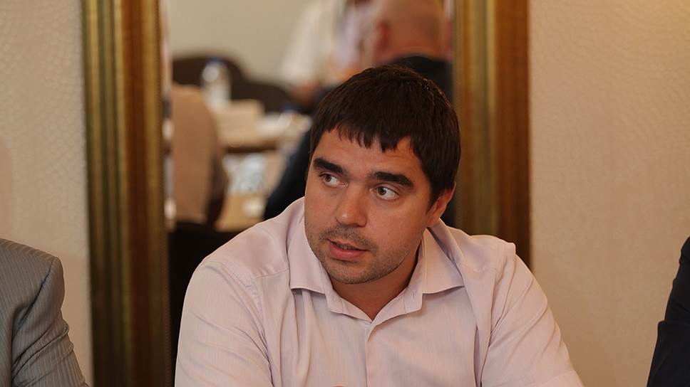 Андрей Паршин, директор Самарского филиала АНП «Национальный жилищный конгресс»: «Сегодняшняя схема расчетов приводит к тому, что любая УК, которая имеет договора с РСО, неизбежно уходит в банкротство. В части регионов изначально выстроены прямые отношения между РСО и населением, и таких проблем нет. Но большая часть регионов по этому пути не пошла. И там я не знаю УК, которые с 2005 года, начала действия Жилищного Кодекса, стабильно работали бы до сих пор. Все работают 3-5 лет, затем объем долга перед РСО становится критическим».  
