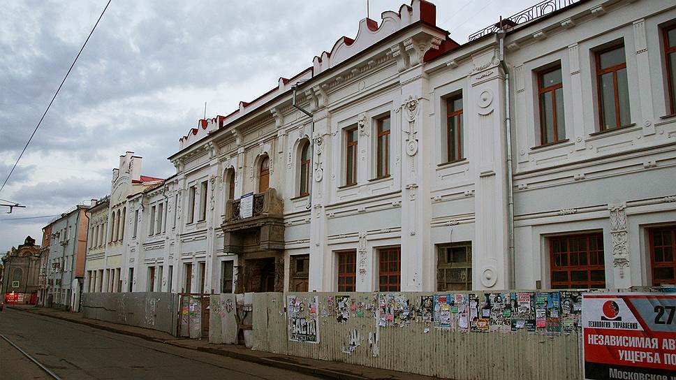 Особняк П.И. Шихобалова. Год постройки 1903-1905. Ул. Венцека, 55. Архитектор: А.А. Щербачев. Здание принято называть «Дом с атлантами» из-за особенностей архитектуры: балконы и арки в доме прежде поддерживали фигуры атлантов. В советские годы здание занимало НКВД и военный трибунал, но в 1990 г. оно было передано Самарскому Областному Художественному музею.