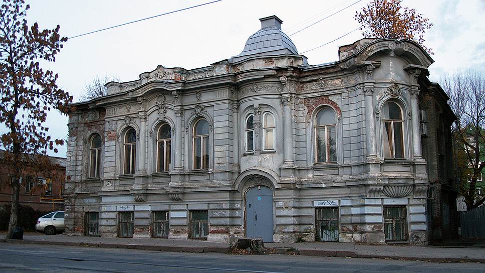 Особняк Н.С. Жоголева. Год постройки 1910. Ул. Галактионовская, 57. Архитектор: Г.Н. Мошков. Это едва ли не единственное здание в Самаре, в архитектуру которого включено сочетание модерна и барокко. В рамках государственной программы «Подготовка к проведению в 2018 году чемпионата мира по футболу» особняк должны отреставрировать, однако точных сроков проведения работ пока что нет.