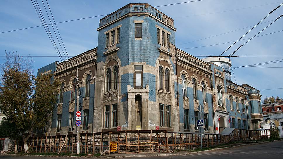 Особняк В.М. Сурошникова. Год постройки 1907. Ул. А, Толстого, 41. Архитектор: А.А. Щербачев. Дом был куплен у дворянки А.Б. Шелашниковой, и в 1907 г. был перестроен по проекту Щербачева. В архитектуру были включены элементы «северного» модерна, надстроен третий этаж в виде башни, появилась каменная оранжерея с фонтанами. Ныне в особняке расположено управление финансового обеспечения министерства обороны РФ по Самарской области.