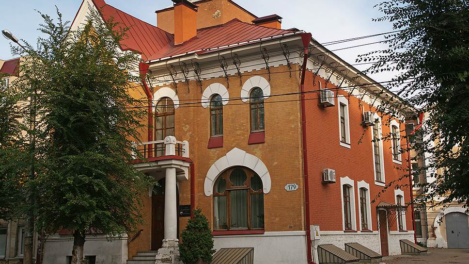 Особняк А.У. Зеленко. Год постройки 1900-1903. Ул. Самарская, 179. Архитектор: А.У. Зеленко. Закончить строительство Зеленко не удалось, поскольку спустя год после начала работ он уехал в Москву. Достраивал особняк самарский архитектор Ф.П. Засухин. Здание реставрировалось в 2004 г. по проекту А.А. Аксарина, как результат – изменилась форма кровли, а в центре фасада появилась надстроенная мансарда. На данный момент дом занимает Самарское отделение Союза журналистов России.