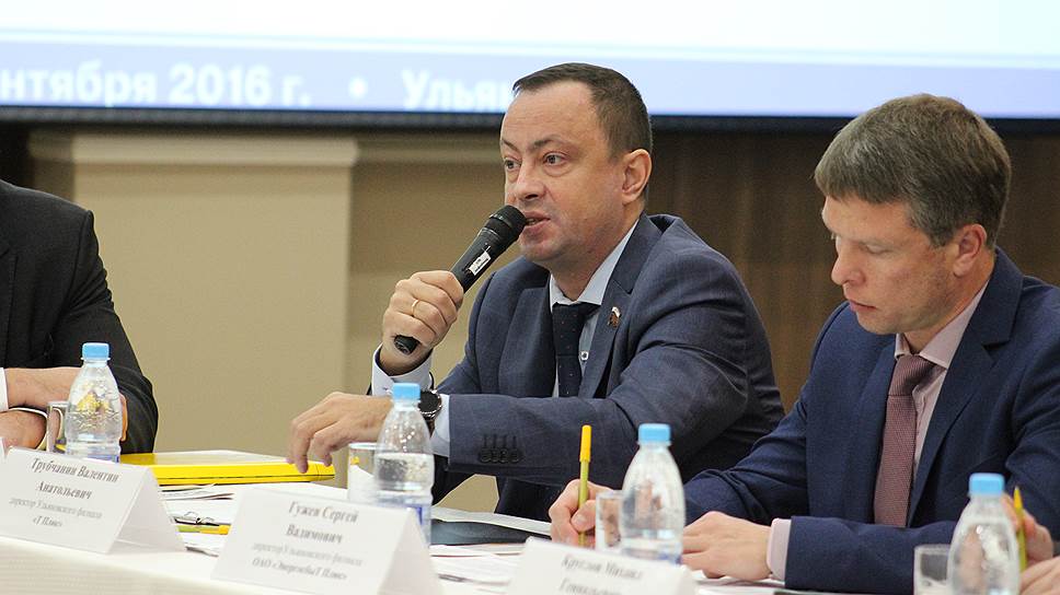 Трубчанин Валентин Анатольевич, директор Ульяновского филиала «Т Плюс»: «Компания проводит большие работы по ремонту и модернизации оборудования и сетей, закуплено специальное оборудование, отремонтированы сети, построены перемычки и закольцовки, и уже сегодня перерывы в подаче теплоснабжения могут быть сокращены до 5-7 дней, хотя цель - два дня, и это уже приближение к стандартам Евросоюза. В планах - создание единой диспетчерской службы с передачей данных и всемерным охватом всего процесса, когда и вычисления станут понятны, и платежка «прозрачной». Весь комплекс работ, вместе с индивидуальными тепловыми пунктами, с единой диспетчерской службой может потребовать около 25-27 млрд рублей затрат. И если бы не огромные многомиллиардные долги управляющих компаний и населения, возможности для модернизации были бы куда более широкие». // Ульяновск. Круглый стол «Неплатежи: Как переломить ситуацию в ЖКХ в Ульяновской области?»