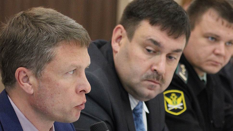 Гужев Сергей Вадимович, директор Ульяновского филиала ОАО «ЭнергосбыТ Плюс»: «В домах, оборудованных приборами погодного регулирования, нет долгов. Все затраты собственников на энергосервисные мероприятия окупаются в течение одного отопительного сезона, и люди начинают экономить существенные суммы» //Ульяновск. Круглый стол «Неплатежи: Как переломить ситуацию в ЖКХ в Ульяновской области?»