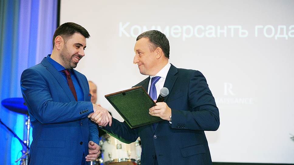 «Конец года всегда ознаменован тем, что подводятся итоги. Год был не самый простой для нашей страны и для нашей области. Особенно он был сложным для представителей отечественного бизнеса. Но, тем не менее, наши предприниматели справились со сложнейшими задачами: в этом году они не только показали стабильные финансовые результаты, но и выполнили различные социальные задачи. Газета «Коммерсантъ» сегодня - это ведущее деловое издание, где можно узнать мнения совершенно разных людей. Каждому руководителю «Коммерсантъ» позволяет осмыслить или переосмыслить те или иные вопросы, с разных сторон взглянуть на проблемы. И благодаря этим качествам «Коммерсантъ» стал отличной площадкой для обмена мнениями», - отметил в ходе торжественной церемонии заместитель председателя правительства Самарской области Александр Фетисов (на фото - справа).