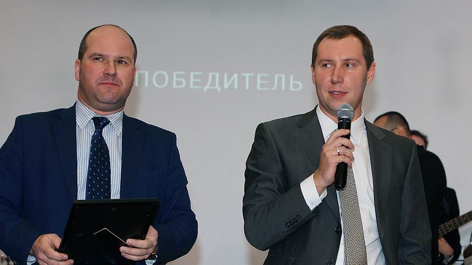 Старт продаж LADA XRAY стал событием года в номинации ''Коммерсант-Событие''. На фото - руководитель службы по предоставлению корпоративной информации ПАО "АвтоВАЗ" Артем Манюхин (справа).