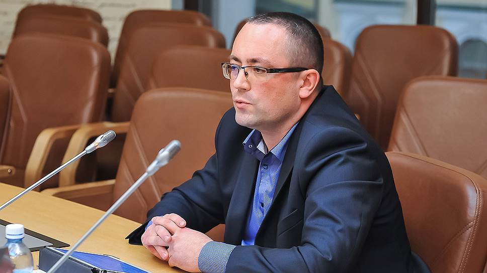 Владимир Рохмистров, руководитель отдела регионального развития ОАО «Система «Город»: «За время существования Системы „Город“ и благодаря совместным действиям участников процесса проблема задолженности перед ресурсоснабжающими организациями в Оренбурге начала успешно решаться. Сейчас управляющая компания в процессе расчетов фактически не участвует. Начисление и платежи производятся в нашей системе по каждой услуге, то есть нет никаких посредников, нет необходимости наличия механизма расщепления платежей. Ресурсоснабжающая организация получает средства населения напрямую в момент оплаты и в полном объеме».