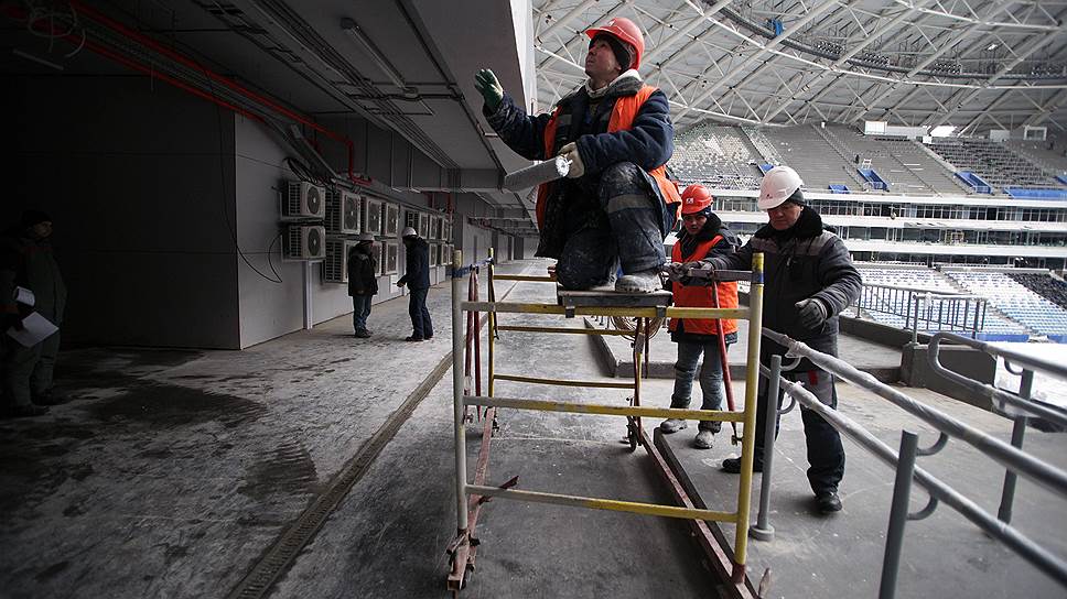 На стадионе ведется напряженная работа, чтобы успеть подготовить арену к играм чемпионата мира 