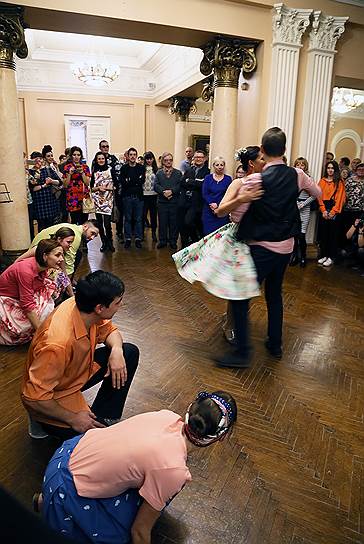 Ночь искусств в художественном музее сопровождалась танцами в тематических костюмах