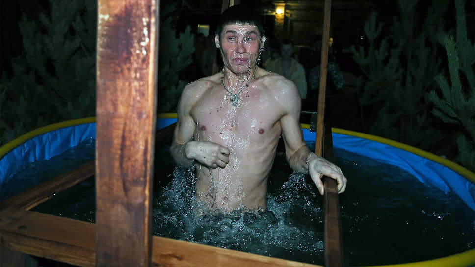 Перед тем, как окунуться, горожане проходили закаливание. 