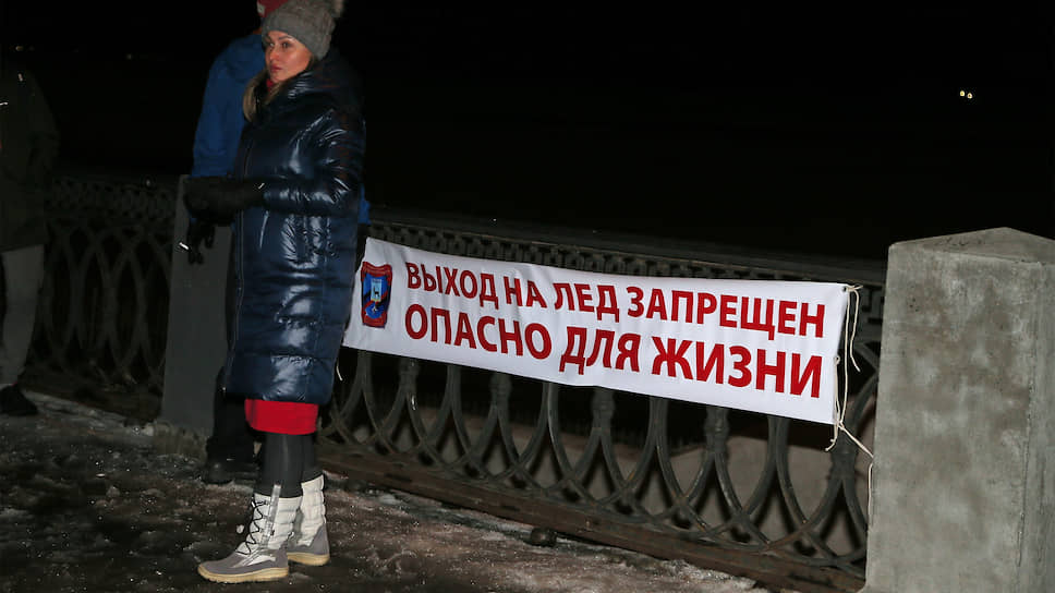 МЧС по Самарской области заявило, что в этом году традиционных крещенских купелей на Волге не будет: лед слишком тонкий. 