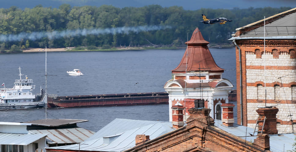 Над Волгой пролетели реактивные самолеты авиагруппы высшего пилотажа «Русь».