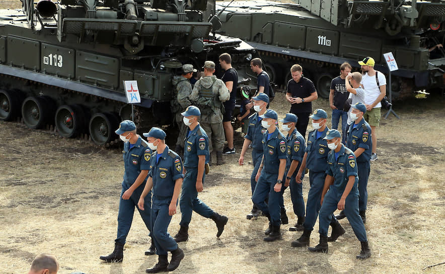 Военнослужащие на территории полигона. 