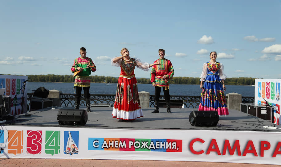 Артисты фольклорных жанров взывали к корням. 
