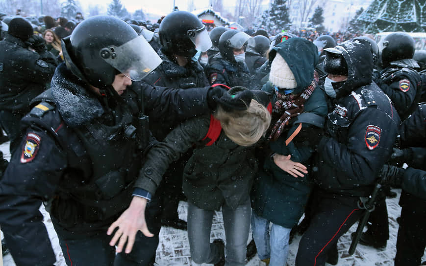Первые задержания активных протестующих 