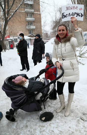 Протестующие воспользовались ситуацией, чтобы выразить свои взгляды и чувства. Эта девушка приветствует соседнюю республику. 