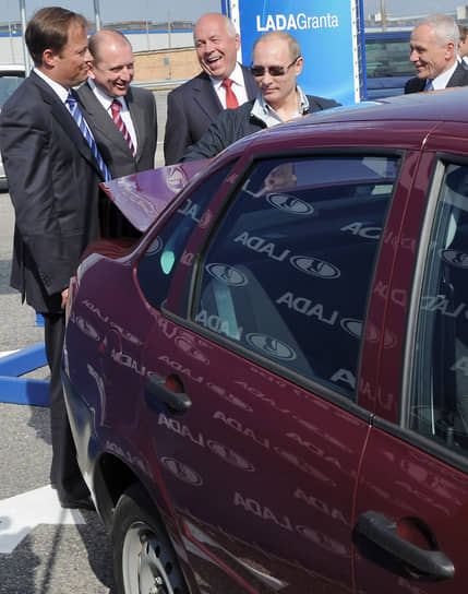 11 мая 2011 года. Осмотр автомобиля Lada Granta на экспериментальном треке на АвтоВАЗе. Слева направо: директор АвтоВАЗа Игорь Комаров, губернатор Самарской области Владимир Артяков, директор ГК «Ростехнологии» Сергей Чемезов, председатель правительства России Владимир Путин и полномочный представитель президента России в Приволжском федеральном округе Григорий Рапота у автомобиля Lada Granta
