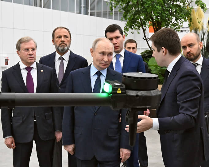 28 января 2025 года. Рабочая поездка президента России в Приволжский федеральный округ. Посещение научно-производственного центра беспилотных авиационных систем «Самара". Слева направо: заместитель председателя правительства России Виталий Савельев, полномочный представитель президента в Приволжском федеральном округе Игорь Комаров, президент России Владимир Путин, министр промышленности и торговли России Антон Алиханов, генеральный директор ООО "Транспорт будущего» – учредитель НПЦ «Самара» Юрий Козаренко и губернатор Самарской области Вячеслав Федорищев во время осмотра центра
