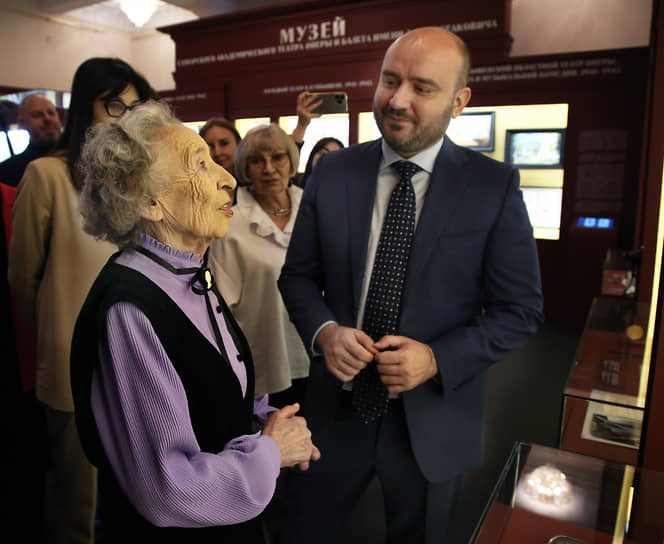 Вячеслав Федорищев пообщался со старейшим зрителем театра Эмилией Черновой. Всю свою жизнь она вела альбом, в который записывала названия просмотренных спектаклей Самарского академического театра оперы и балета. Альбом она передала в дар музею 