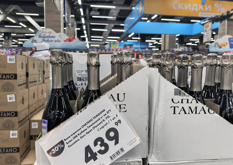 Много винодельческой продукции из южных регионов России 