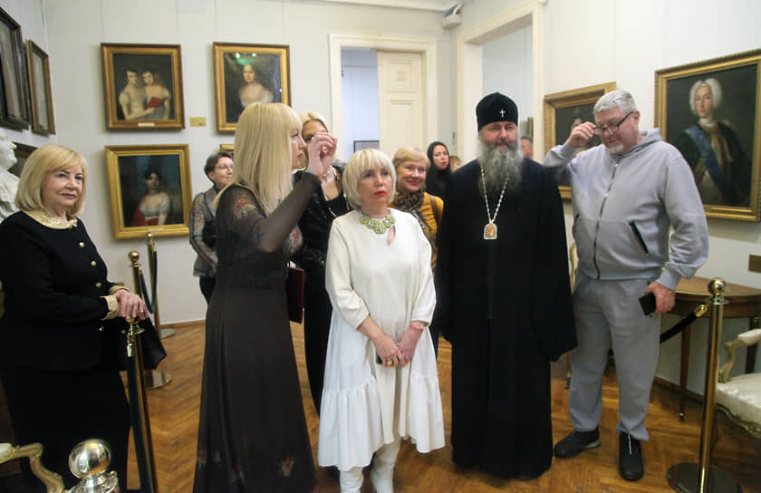 Экспозиция включает более ста произведений живописи, скульптуры и декоративно-прикладного искусства 