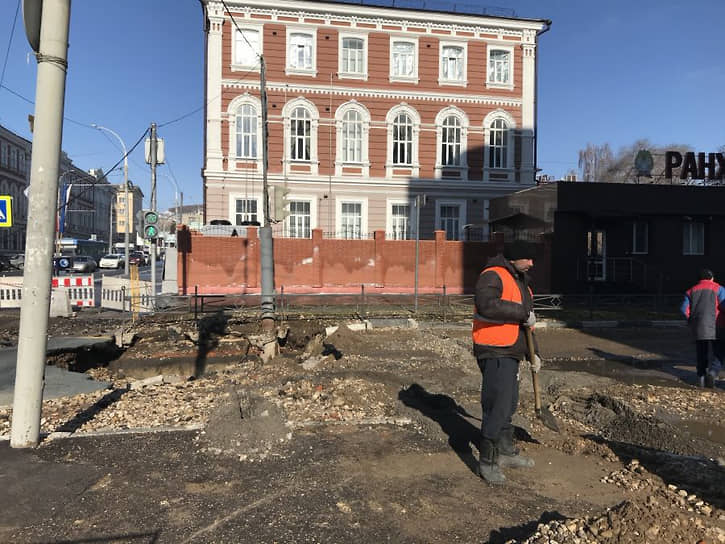Коммунальщики обещают устранить последствия крупной аварии в центре Саратова 