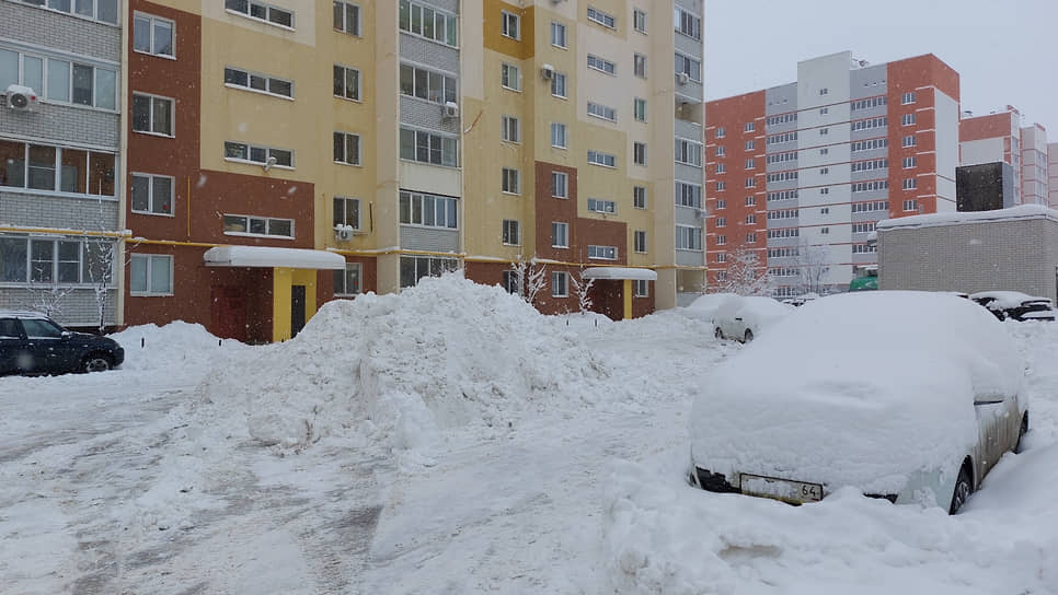 За сутки во дворах Саратова образовались высокие сугробы 