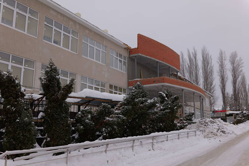 Сначала планировалось построить корпус до конца 2025 года, но подрядчик не уложился в срок