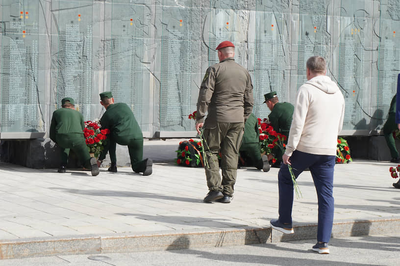 На открытии "Гвардейца" в Пензе официальные лица и представители команд возложили цветы к подножию стелы «Слава Героям»