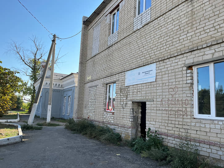 В Татищеве далеко не одно заброшенное здание со свободным входом