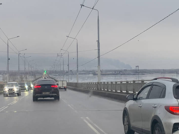 Дым от горящей промзоны в Энгельсе виден даже с моста "Саратов - Энгельс"