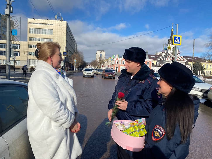 Саратовская полиция поздравила водителей с 8 марта в рамках акции "Цветы для авто-леди"