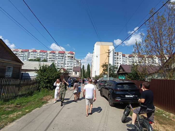 Подъезды к дому на Блинова, 2 после взрыва перекрыты — пешеходов и водителей разворачивают полицейские и гвардейцы 