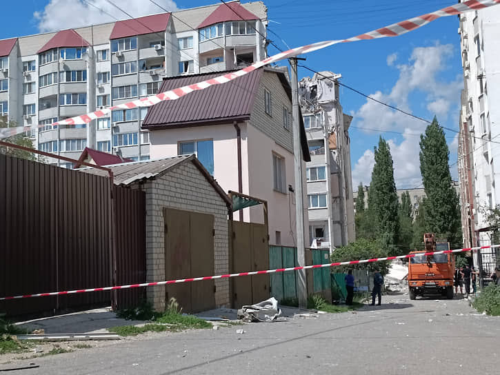 Подъезды к дому на Блинова, 2 после взрыва перекрыты — пешеходов и водителей разворачивают полицейские и гвардейцы 