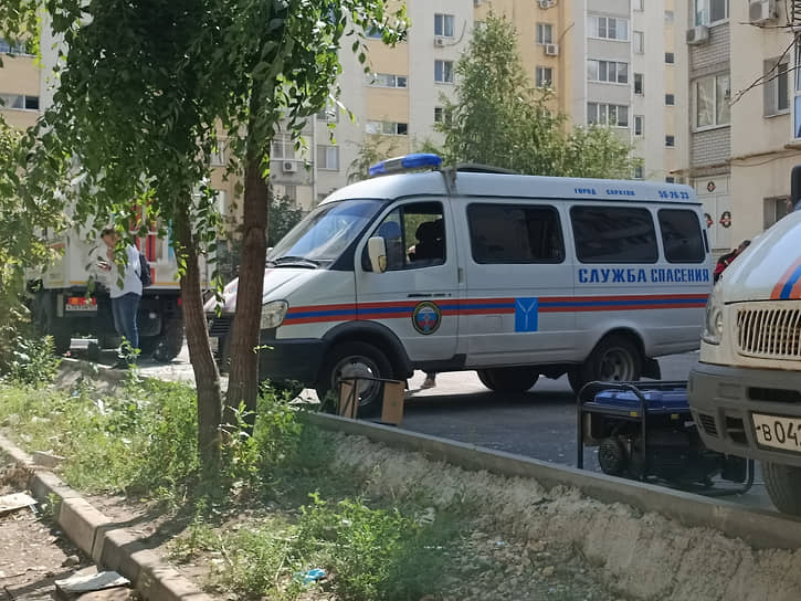 После взрыва на Блинова, 2 окрестные улицы и дворы заняты спецтехникой 