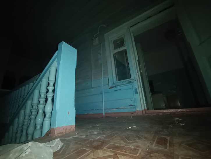 Пол саратовского Дома с голубой верандой аккуратно закрыт линолеумом