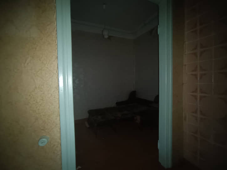 В спальне саратовского Дома с голубой верандой стоит не сильно сохранившаяся деревянная кровать, но розетки в полном порядке