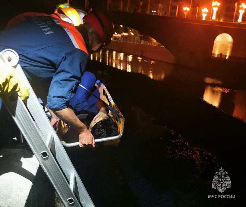 Упавшего в реку туриста поднимают спасатели 