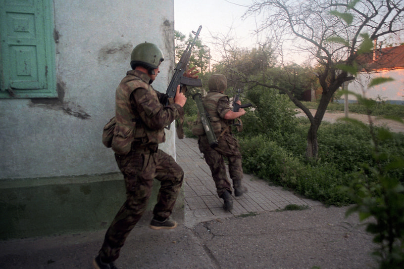 Бойцы группы спецназначения «Альфа» штурмуют захваченную боевиками больницу