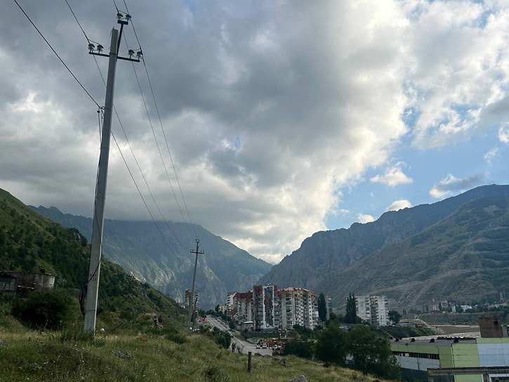 Без электричества, воды и газоснабжения остается часть города Тырныауз. На базе средней школы 3 развернут пункт временного размещения