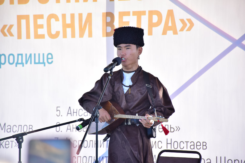 Артист исполняет древний национальный эпос в технике горлового пения