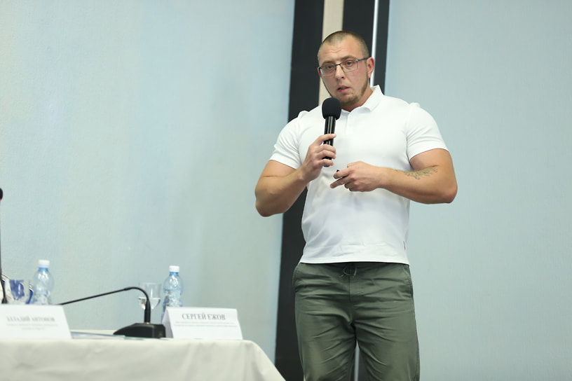 Врач-травматолог, специалист в области спортивной медицины Сергей Ежов после шестичасовой операции приехал на сессию и рассказал о прорывных разработках