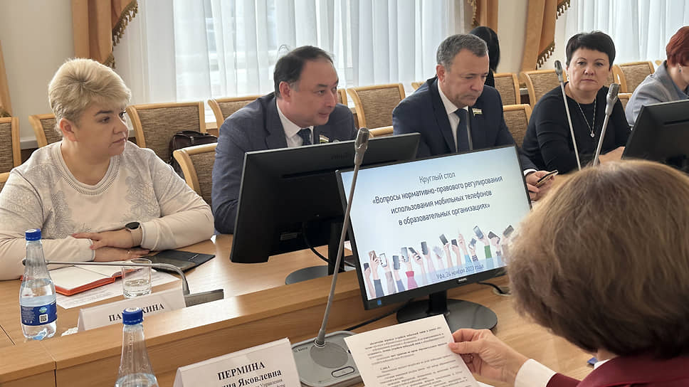 Депутат Айбулат Хажин (второй слева) сообщил, что после запрета телефонов на ЕГЭ экзамен не сдал каждый десятый школьник 