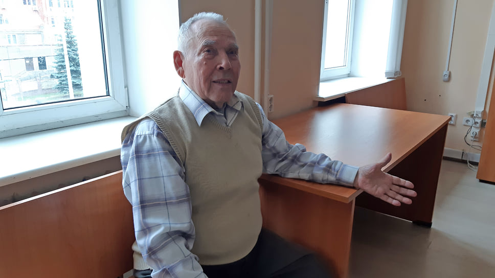 Пенсионер Фатхулла Исхаков в коридоре Ленинского райсуд Уфы