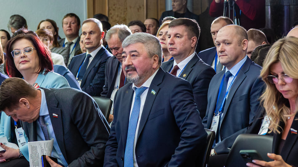 Марат Васимов (посередине, на переднем плане) возглавлял правление Совета муниципальных образований Башкирии с ноября 2024 года 