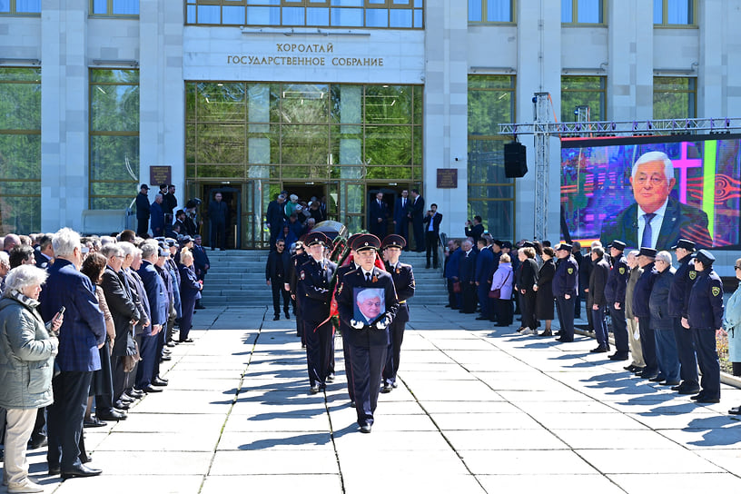 Проводить Павла Качкаева в последний путь пришли сотни его бывших коллег и друзей 