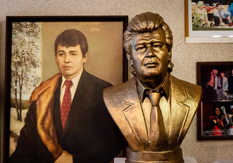 Еще одним из знаменитых артистов Башдрама был народный артист Башкирской АССР, Татарстана и РСФСР Фидан Гафаров, выступавший на сцене театра с 1967 года. Кроме актерства, Фидан Гафаров известен как певец. Ушел из жизни весной прошлого года. Справа — первый бюст в память об артисте, выполненный татарстанским художником Халитом Миннигалиевым