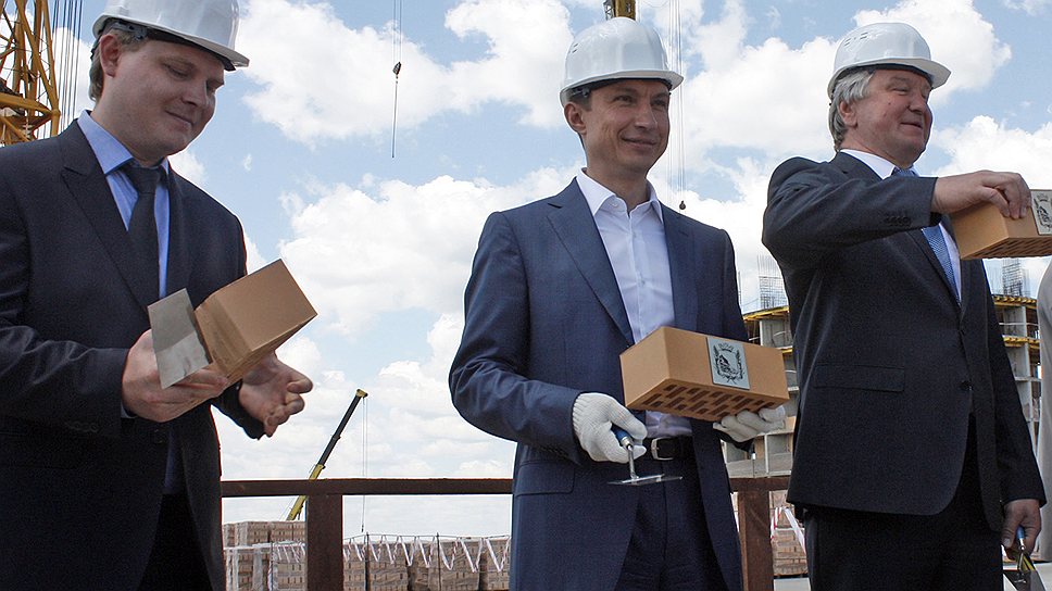 Финансовый директор группы компаний «Вест-Строй» Константин Логунов, временно исполняющий полномочия главы администрации Воронежа Геннадий Чернушкин, председатель Воронежской городской думы Владимир Ходырев на закладке фундамента детского сада.