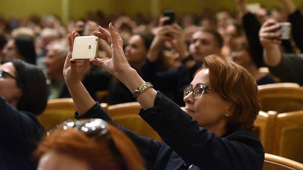 Участники предложили публике сфотографировать их