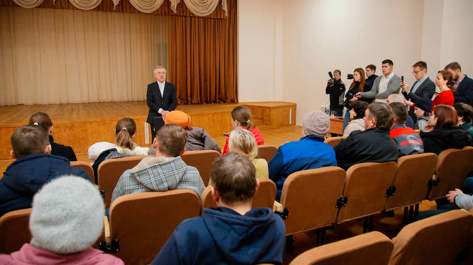 По словам губернатора Евгения Савченко, проведшего заседания оперативного штаба и встречи с жильцами дома 3 и 4 декабря, для них организовано горячее питание, а специалисты МФЦ помогают восстановить утраченные документы.  