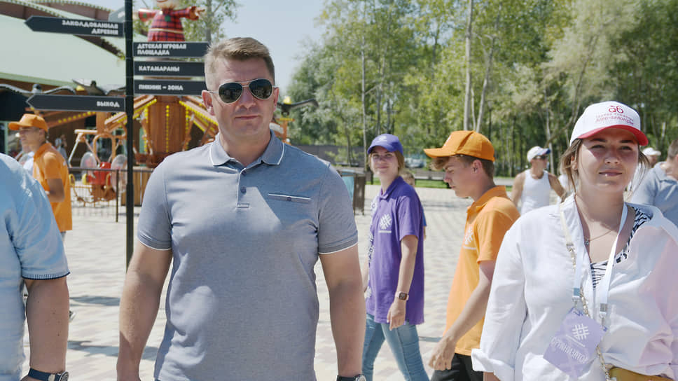 Валентин Демидов (по центру) 
